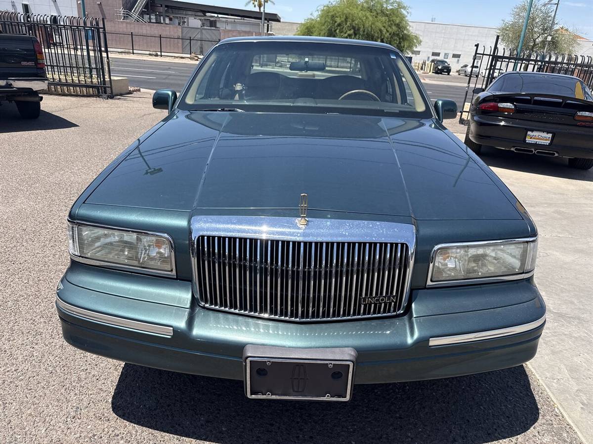 Lincoln-town-car-executive-1995-green-2