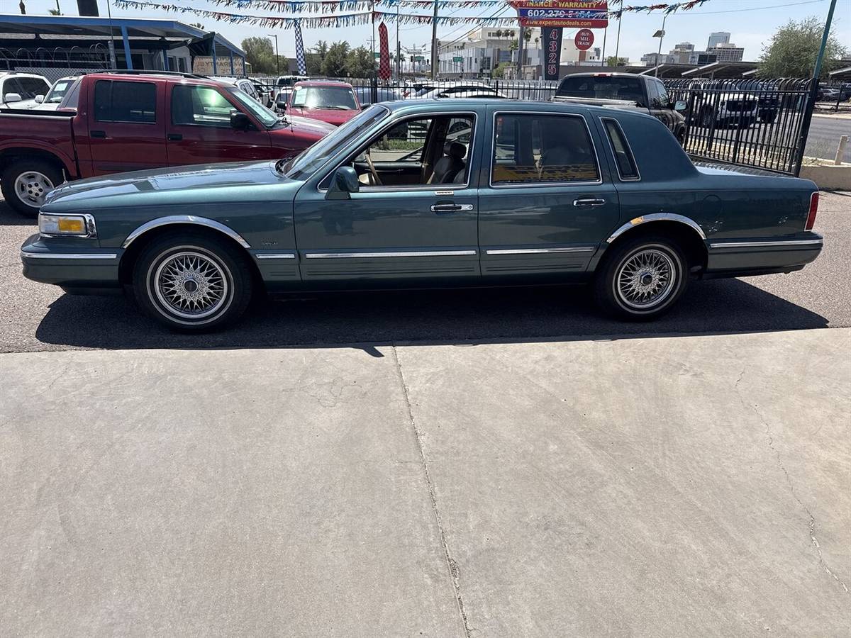 Lincoln-town-car-executive-1995-green-3