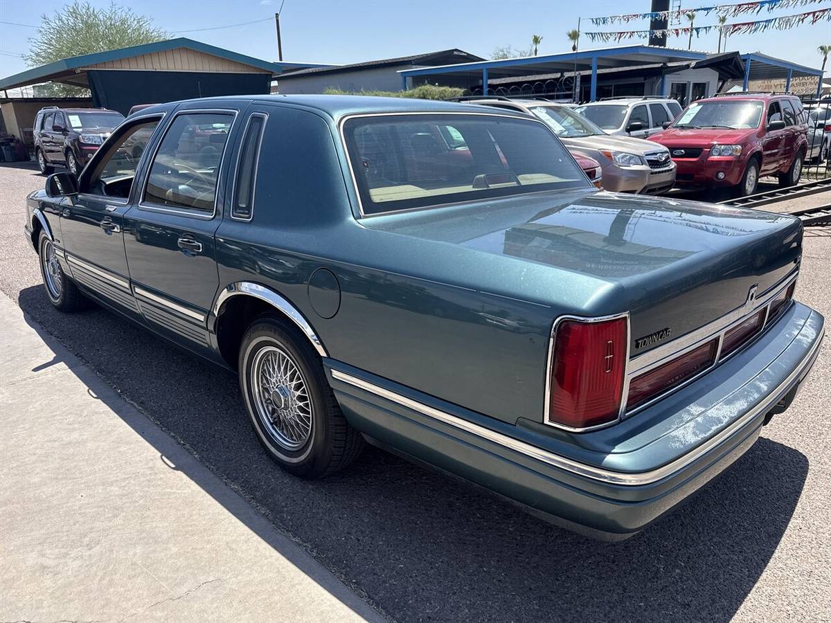 Lincoln-town-car-executive-1995-green-5