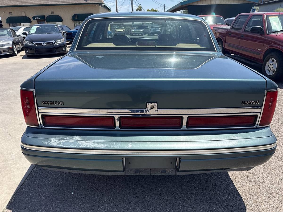 Lincoln-town-car-executive-1995-green-6