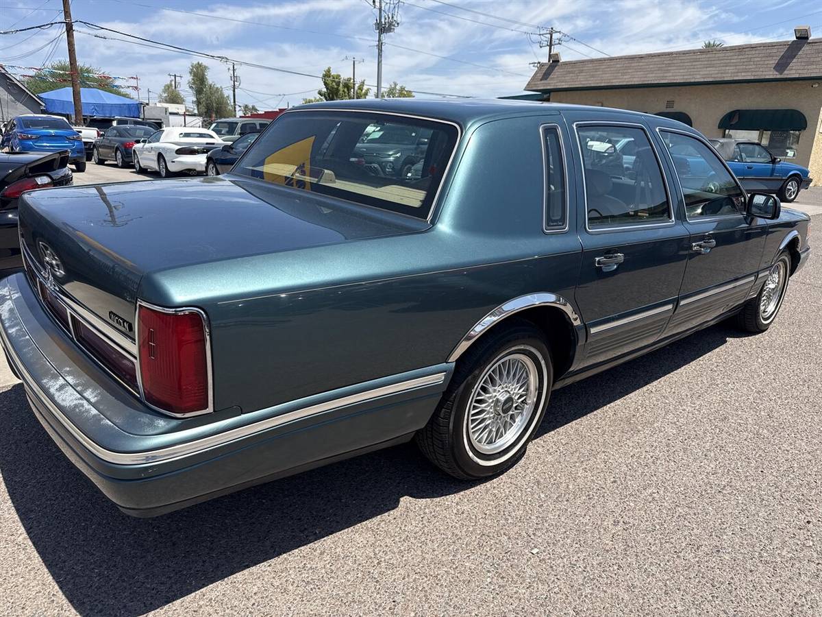 Lincoln-town-car-executive-1995-green-7