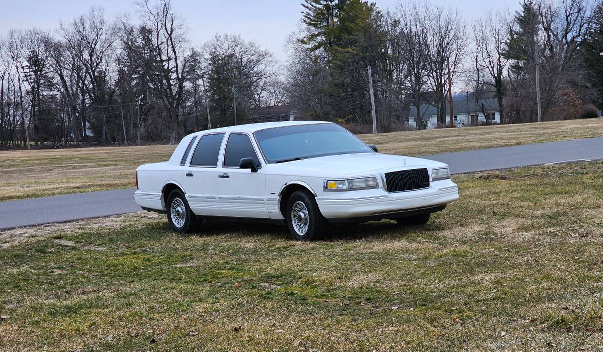 Lincoln-town-car-executive-1995-white-1