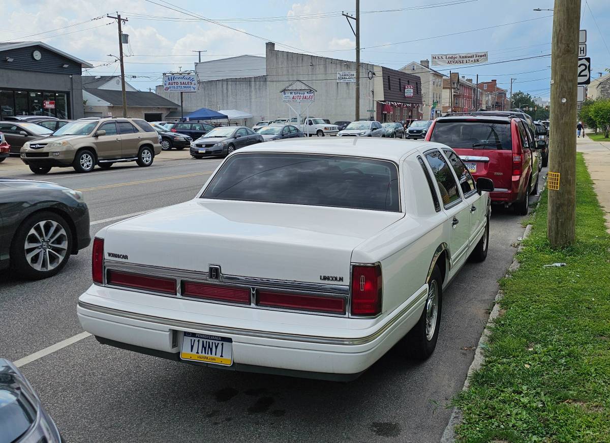 Lincoln-town-car-executive-1995-white-2