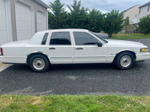 Lincoln-town-car-executive-1995-white-3