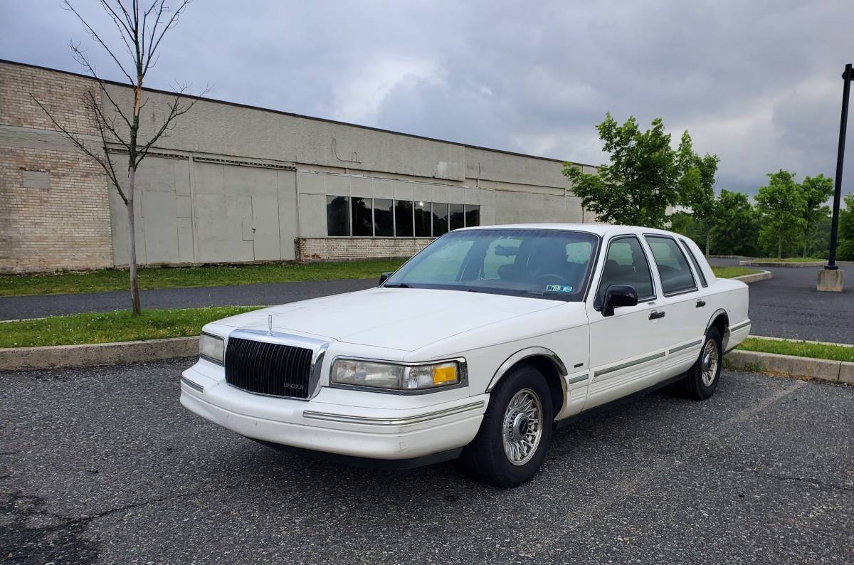 Lincoln-town-car-executive-1995-white-6
