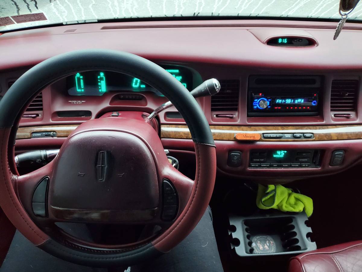 Lincoln-town-car-executive-1995-white