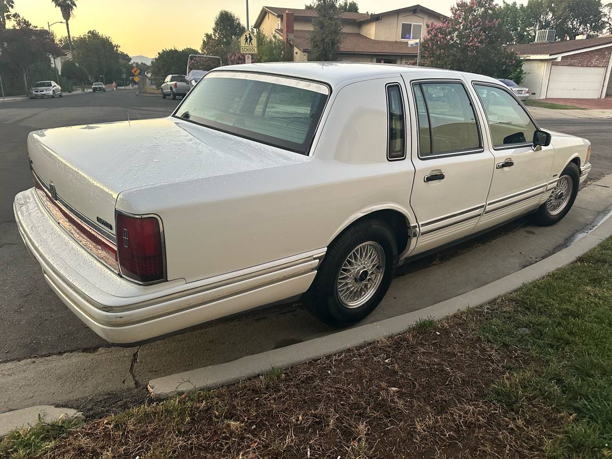 Lincoln-town-car-executive-series-1994-white-2
