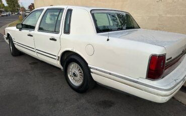Lincoln-town-car-executive-series-1994-white-3