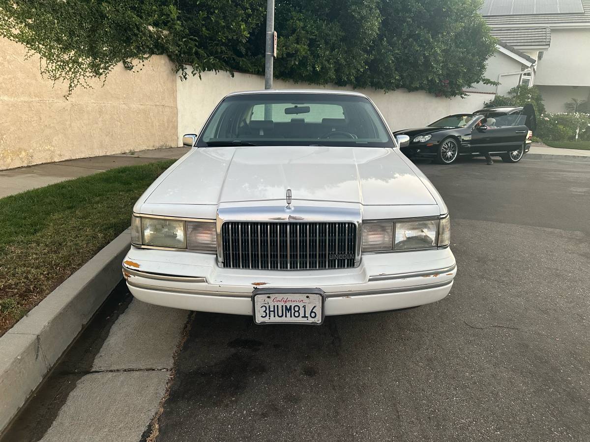 Lincoln-town-car-executive-series-1994-white-4