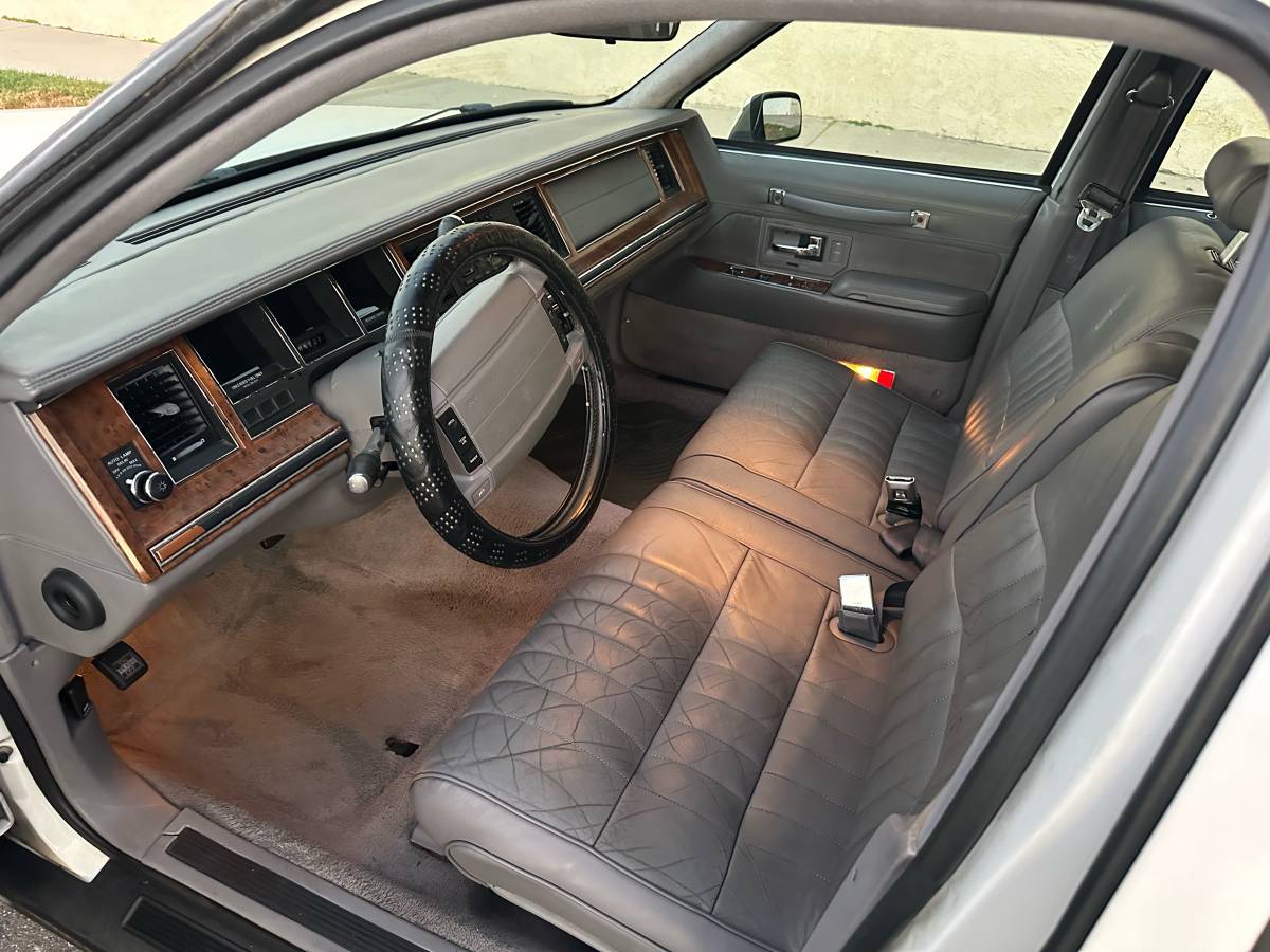 Lincoln-town-car-executive-series-1994-white-5