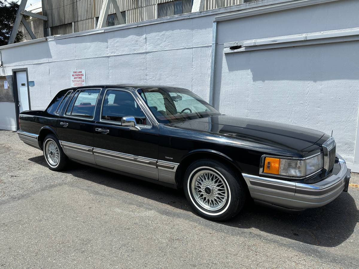 Lincoln-town-car-signature-1990-1