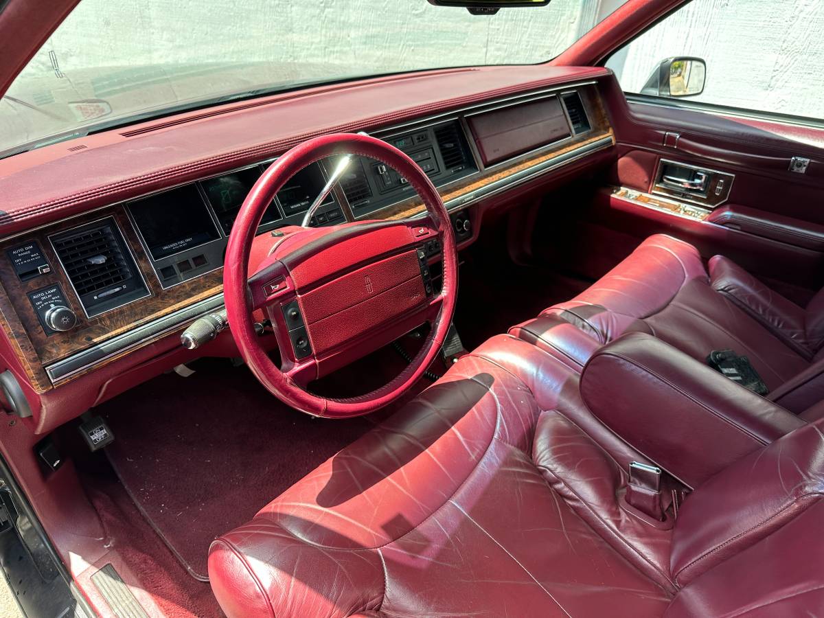 Lincoln-town-car-signature-1990-10