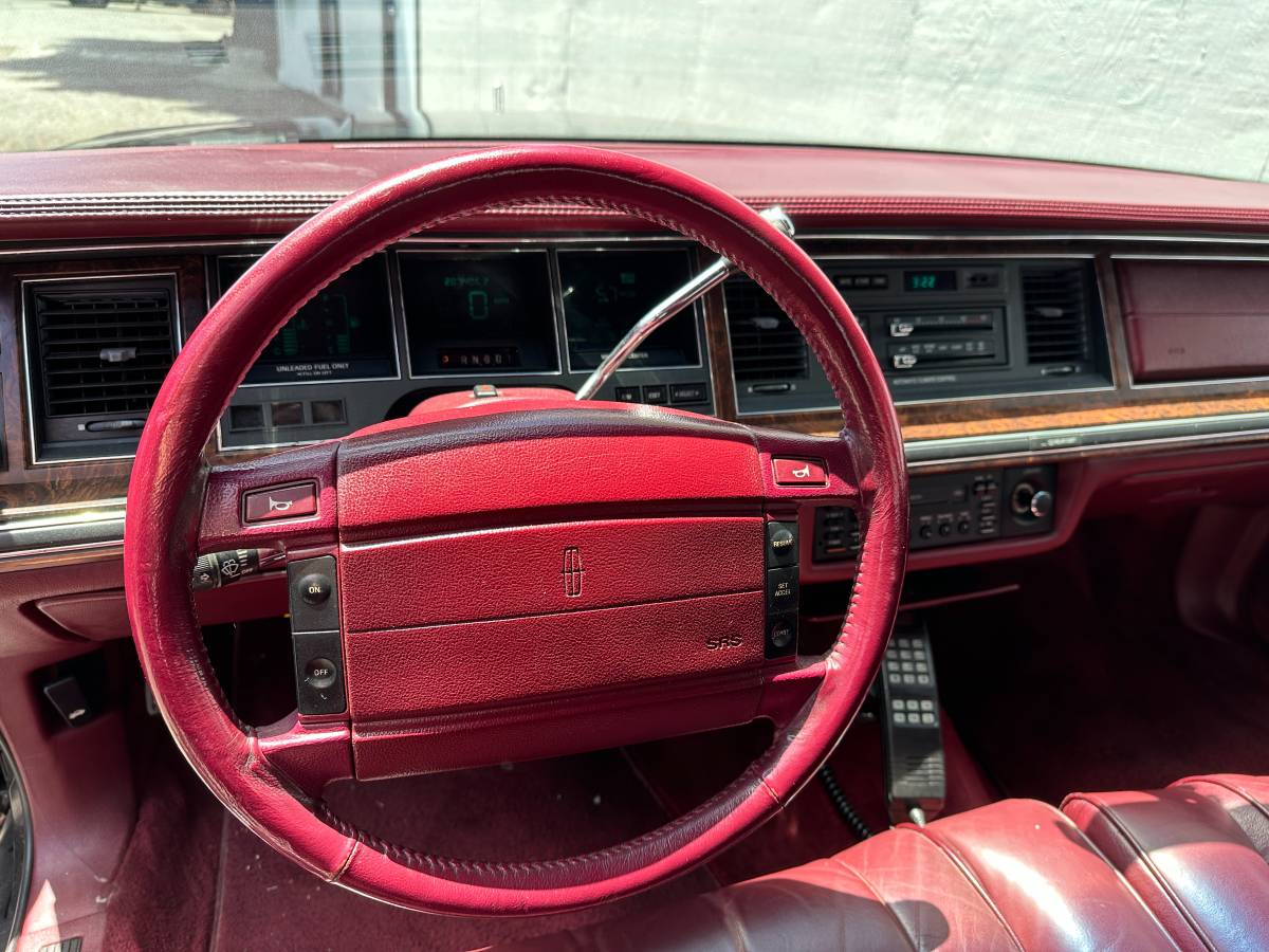 Lincoln-town-car-signature-1990-11