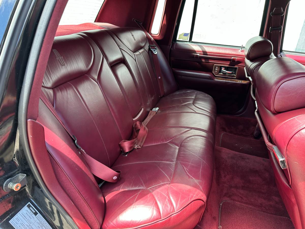 Lincoln-town-car-signature-1990-13