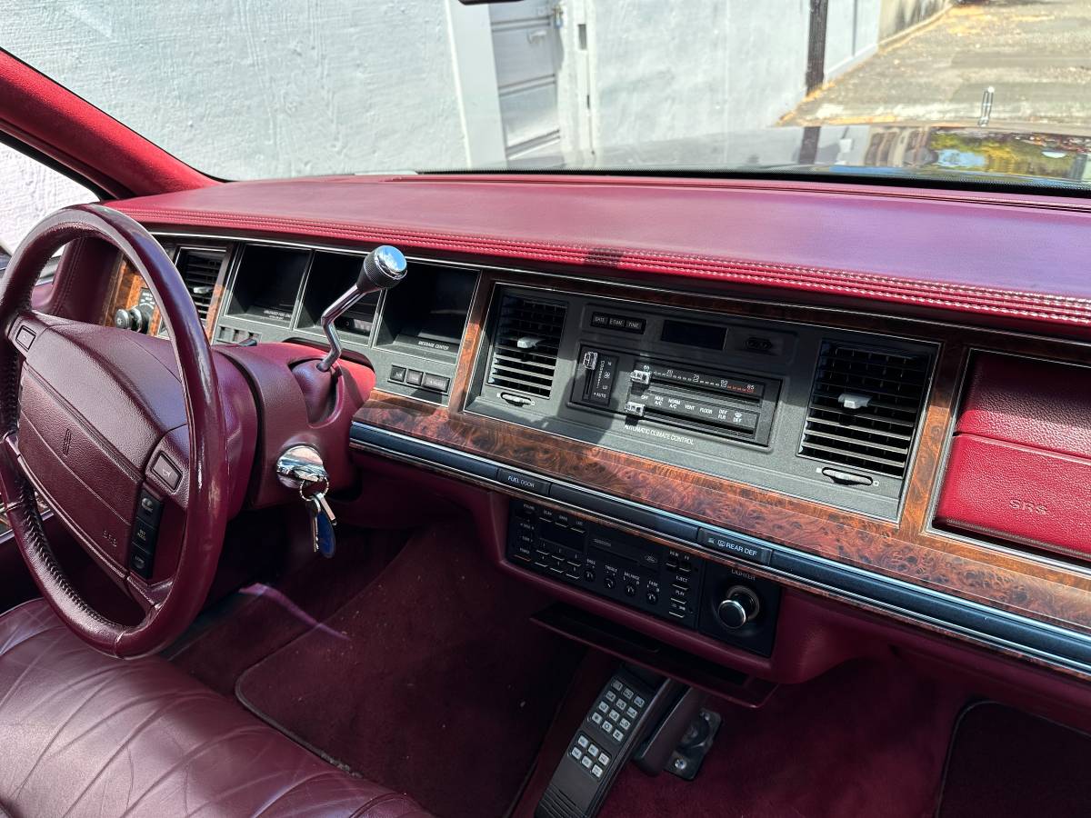 Lincoln-town-car-signature-1990-14