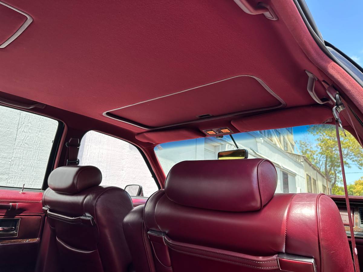 Lincoln-town-car-signature-1990-18