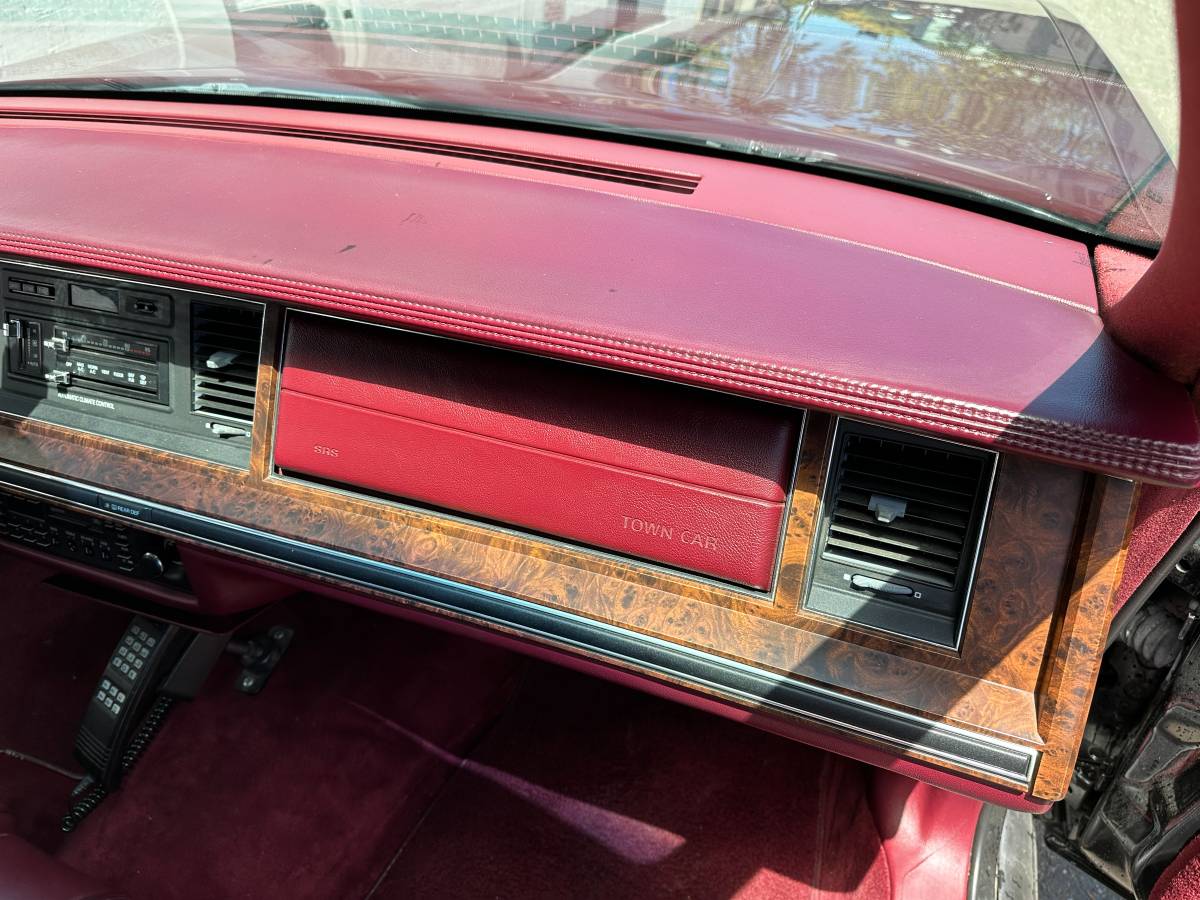 Lincoln-town-car-signature-1990-19