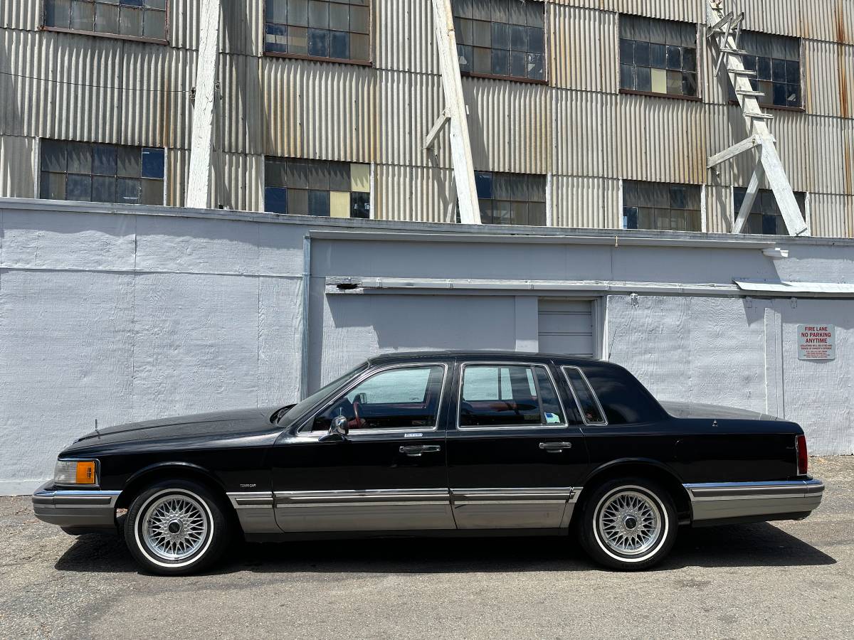 Lincoln-town-car-signature-1990-2