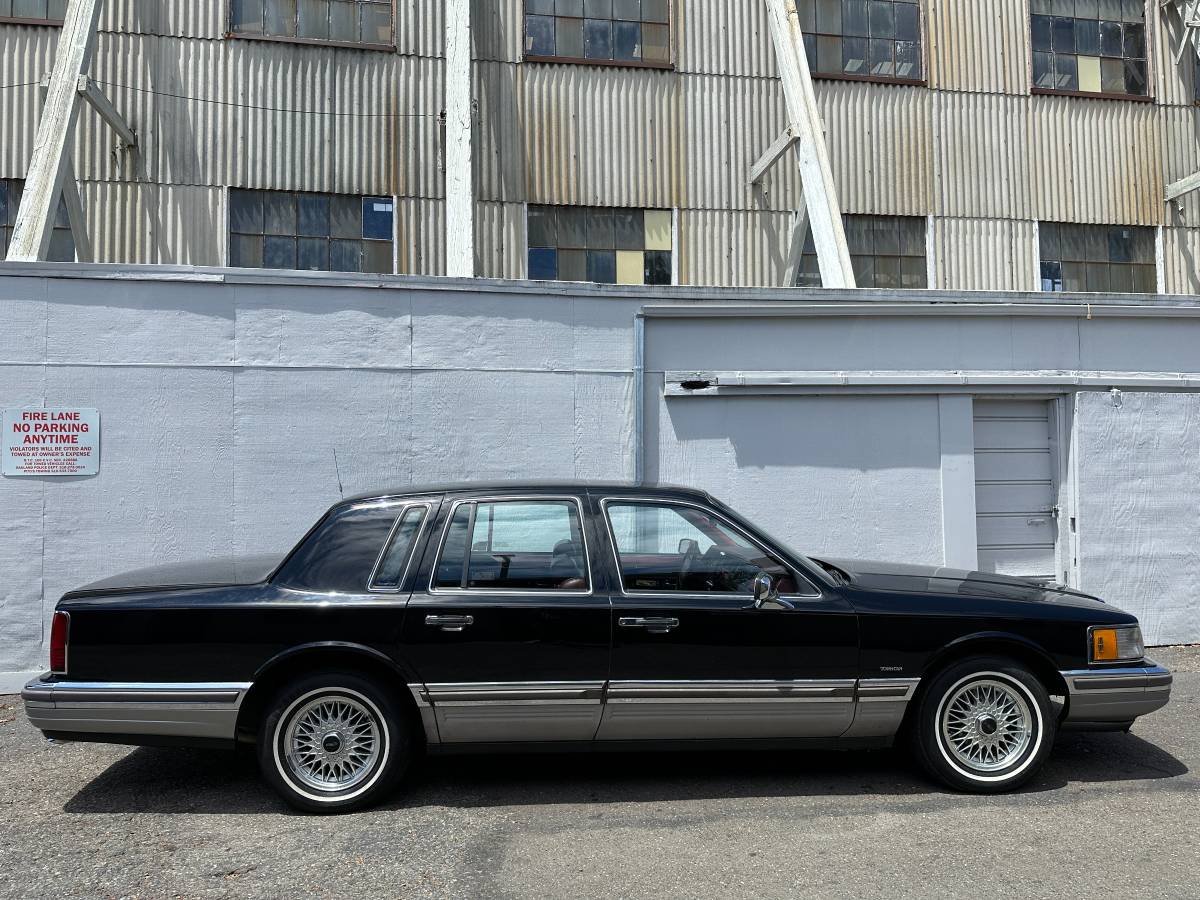 Lincoln-town-car-signature-1990-3