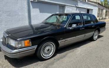 Lincoln-town-car-signature-1990