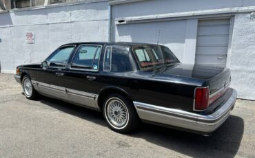 Lincoln-town-car-signature-1990-5