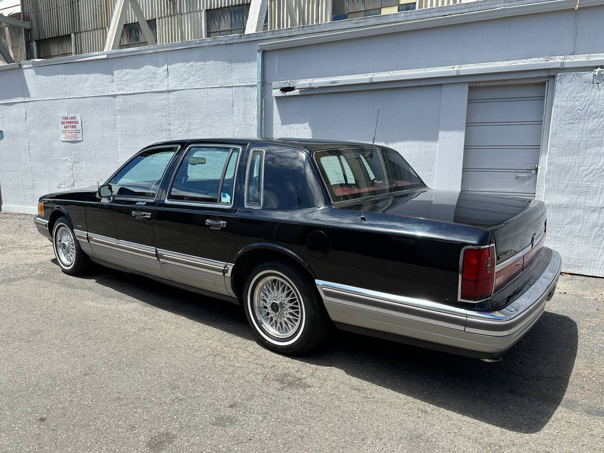 Lincoln-town-car-signature-1990-5