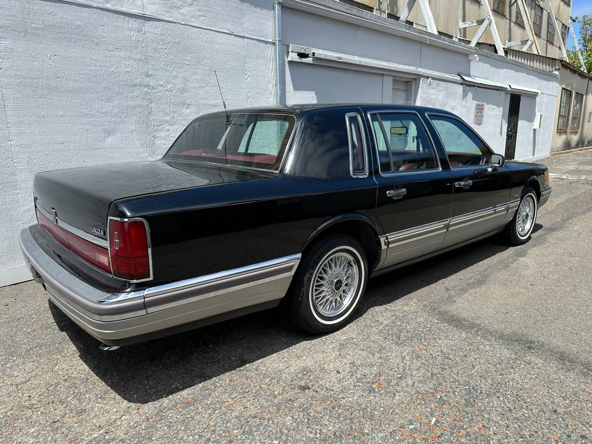 Lincoln-town-car-signature-1990-7