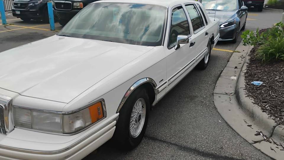 Lincoln-town-car-signature-1994-white-1