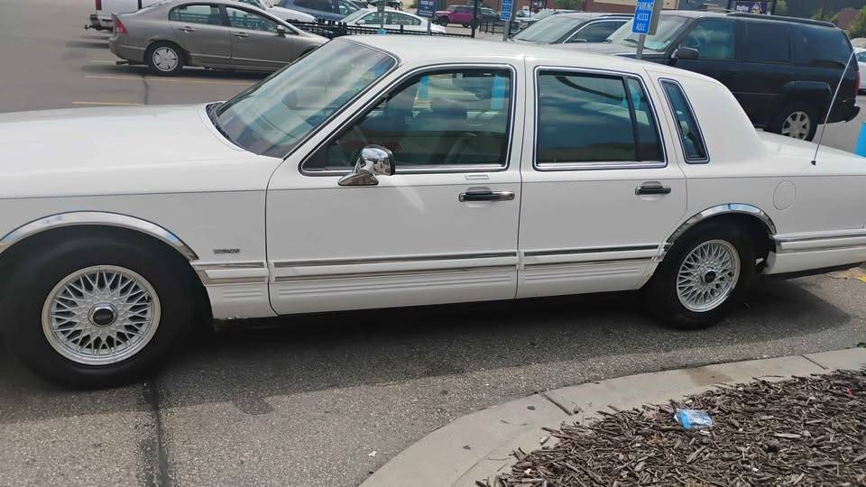 Lincoln-town-car-signature-1994-white-2