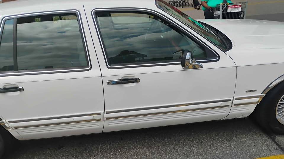 Lincoln-town-car-signature-1994-white-3