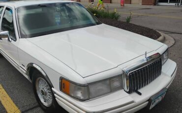 Lincoln-town-car-signature-1994-white