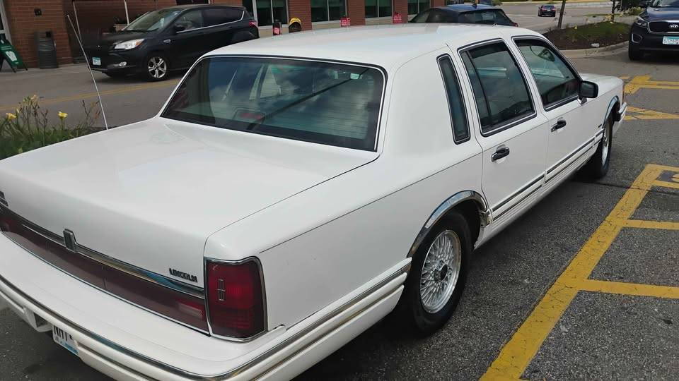 Lincoln-town-car-signature-1994-white-4