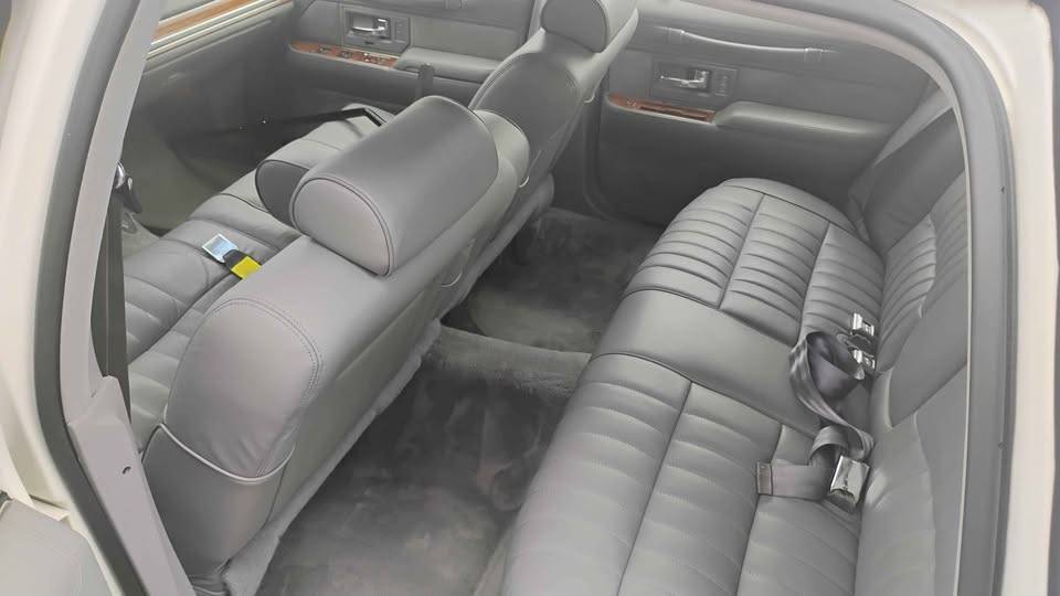 Lincoln-town-car-signature-1994-white-6