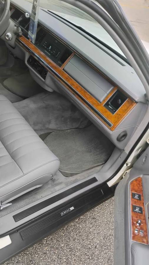 Lincoln-town-car-signature-1994-white-7