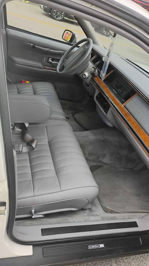 Lincoln-town-car-signature-1994-white-8