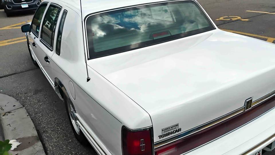 Lincoln-town-car-signature-1994-white-9