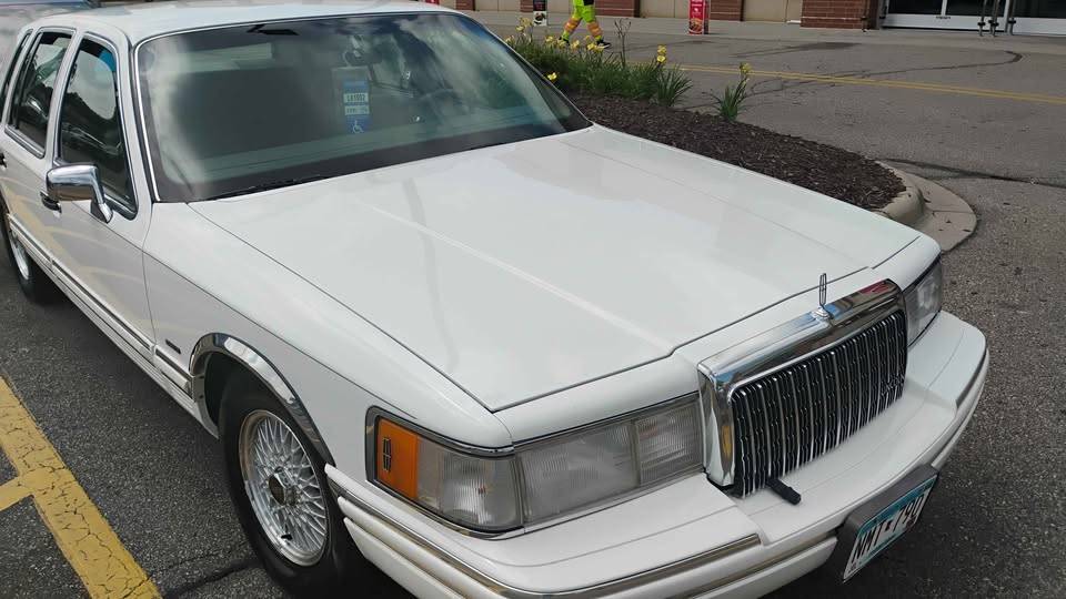 Lincoln-town-car-signature-1994-white