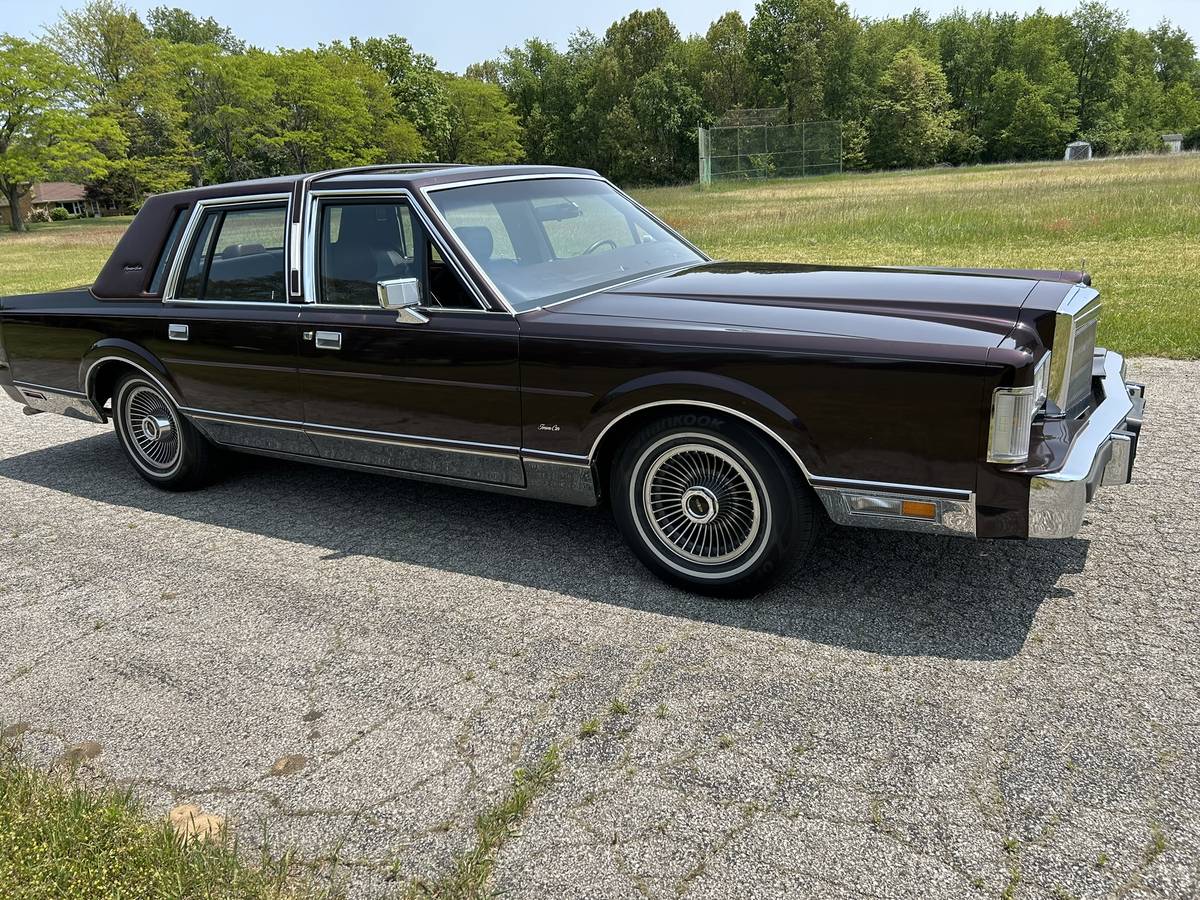 Lincoln-town-car-signature-edition-1988-purple-1