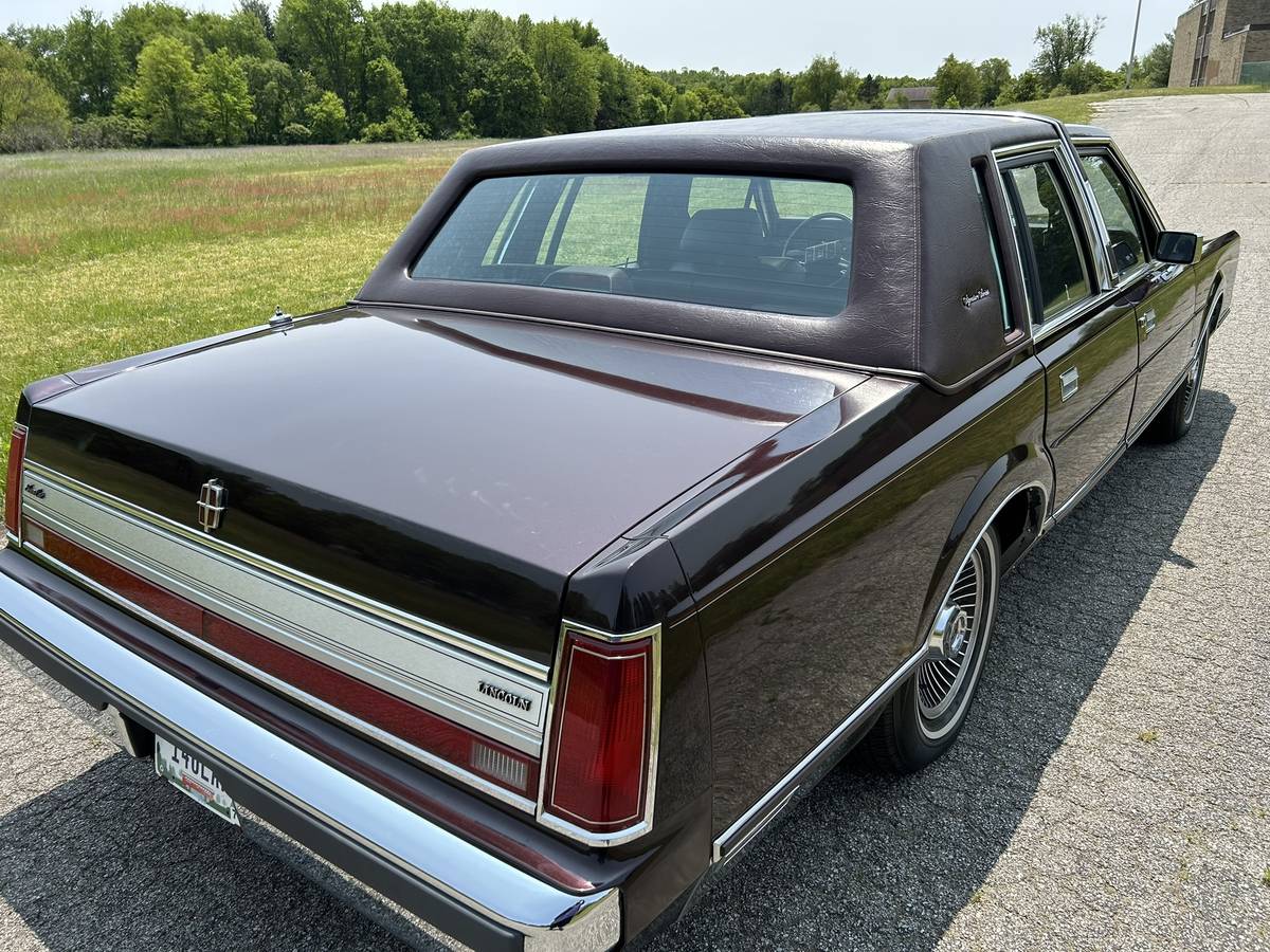 Lincoln-town-car-signature-edition-1988-purple-2