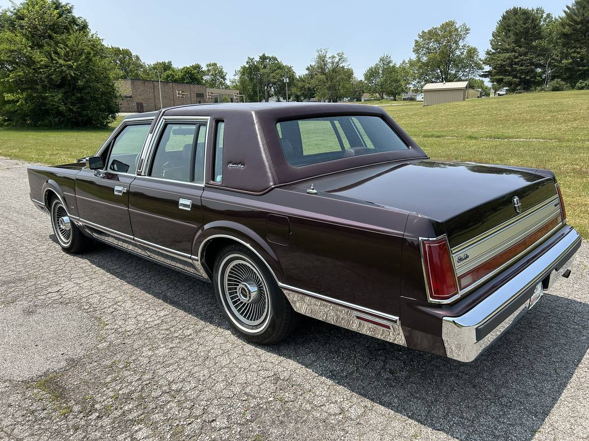 Lincoln-town-car-signature-edition-1988-purple-3