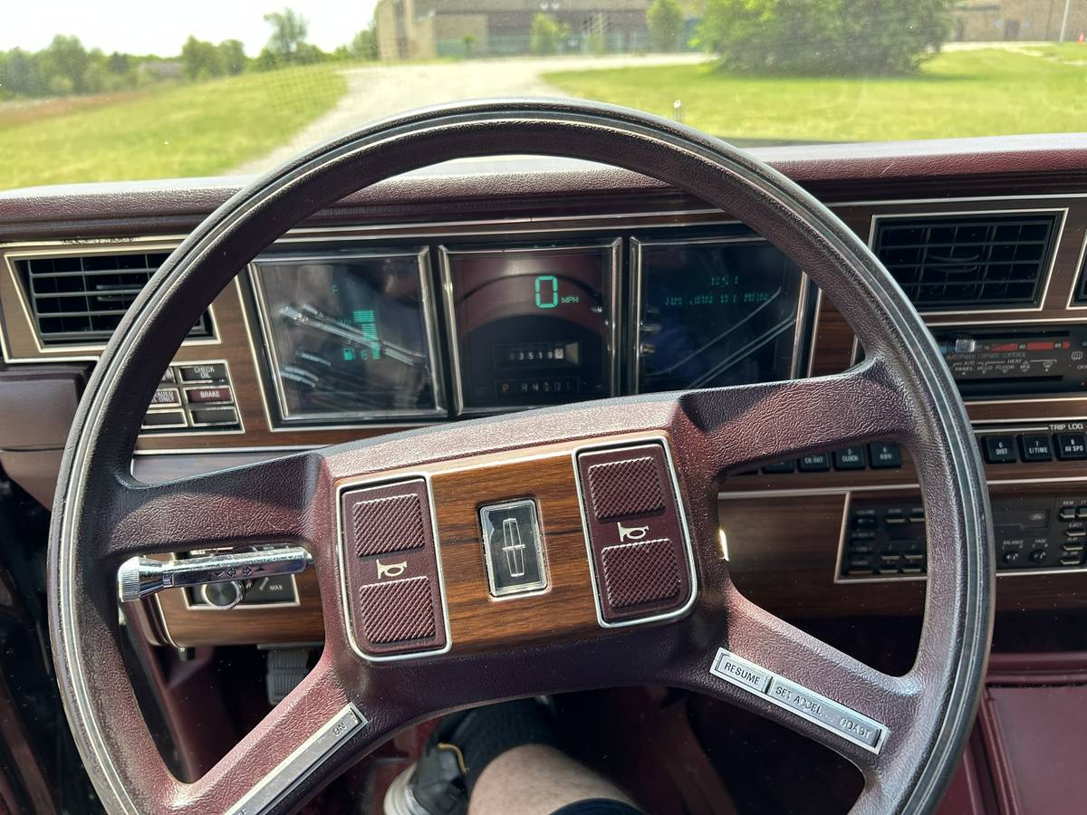 Lincoln-town-car-signature-edition-1988-purple-4