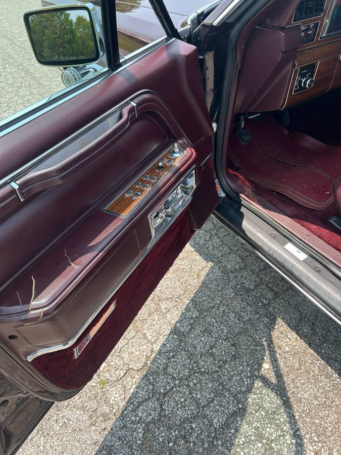 Lincoln-town-car-signature-edition-1988-purple-8