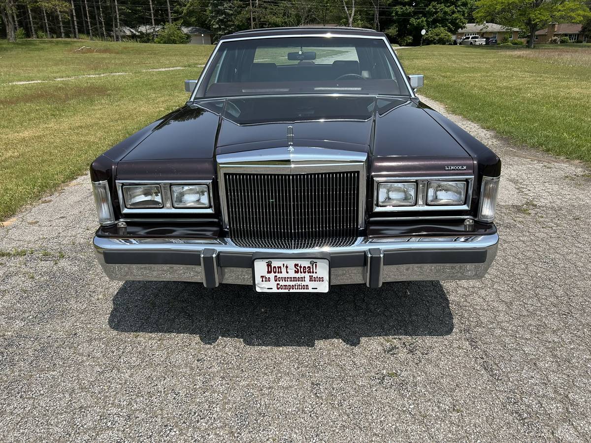 Lincoln-town-car-signature-edition-1988-purple-9