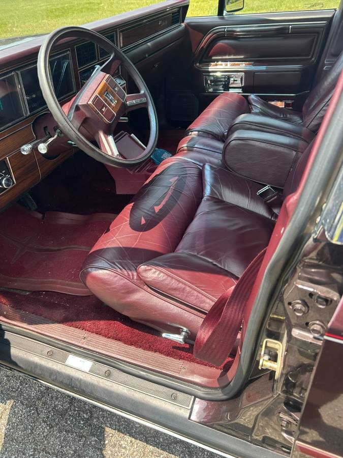 Lincoln-town-car-signature-edition-1988-purple