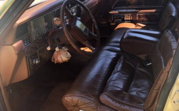 Lincoln-town-car-signature-series-1981-yellow-1