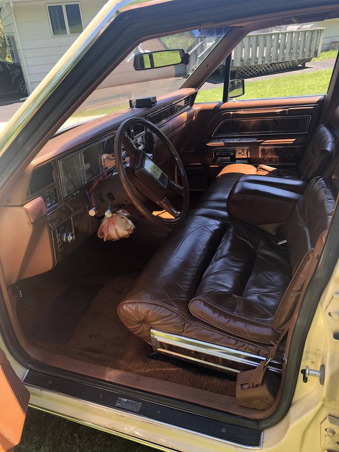 Lincoln-town-car-signature-series-1981-yellow-1