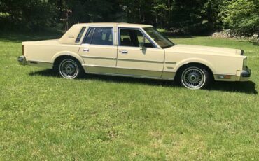 Lincoln-town-car-signature-series-1981-yellow-2