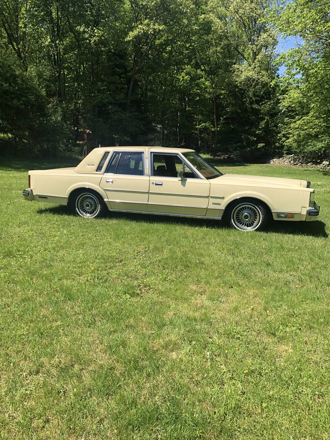 Lincoln-town-car-signature-series-1981-yellow-2