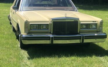 Lincoln-town-car-signature-series-1981-yellow