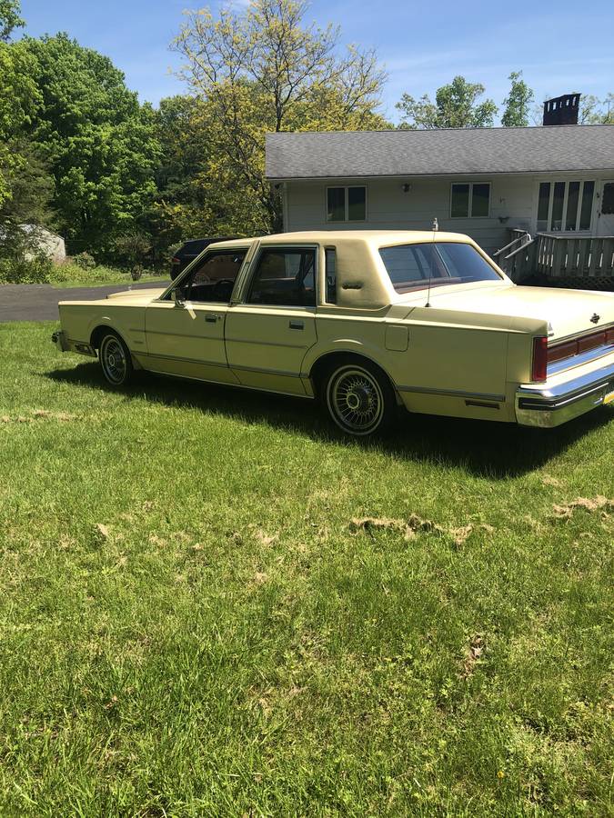 Lincoln-town-car-signature-series-1981-yellow-4
